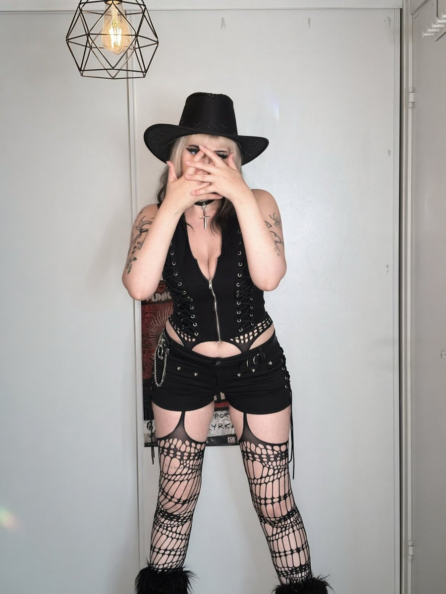 _Ghostkittie__'s tweet photo. Im baaack💕✨

#cowgirl #goth #of https://t.co/P5Hp9eT02F