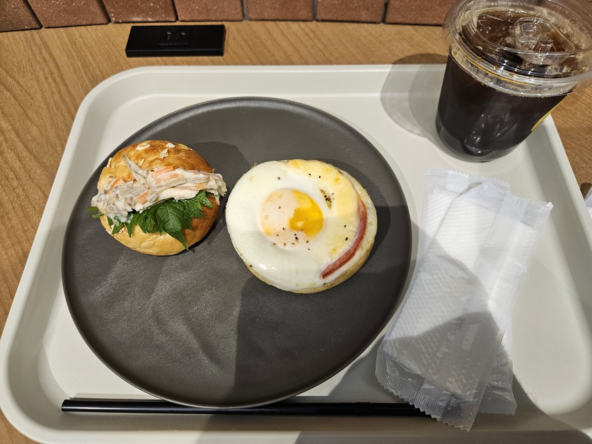 Wllslfxp33oS's tweet photo. お腹空いたのでパン食べます！ https://t.co/TBK6SbEQgM