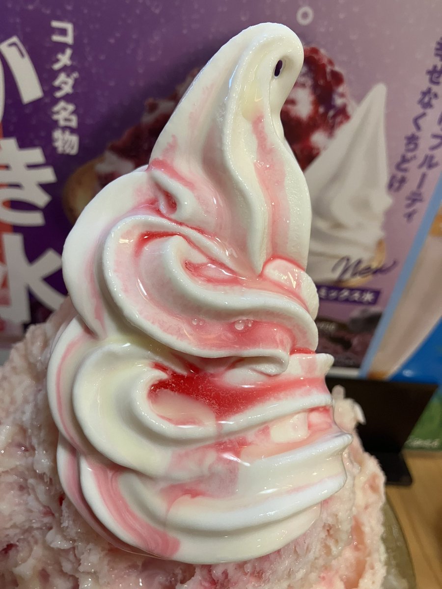 LUNAGLAY14's tweet photo. 今日は暑かったので仕事終わってからの夜コメで今年初のかき氷を食べに涼みにきております🤗🍧
いちご味にソフトクリームの練乳多め😋🍓
一応デカいですけどって大丈夫ですかって聞かれました😇‼️
2026年68回目のコメ活☕️✨ https://t.co/vrbyTPE436
