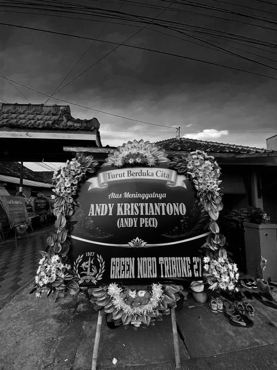 Green_Nord27's tweet photo. “Semoga Persebaya bisa juara.”
Itulah pesan terakhir yang beliau titipkan.

Kini, harapan itu menjadi tanggung jawab moral kita bersama. Kita upayakan, kita kawal, dan kita perjuangkan hingga akhir.

Karena kami percaya, mundur adalah sebuah pengkhianatan. https://t.co/Mi7ITz7D63