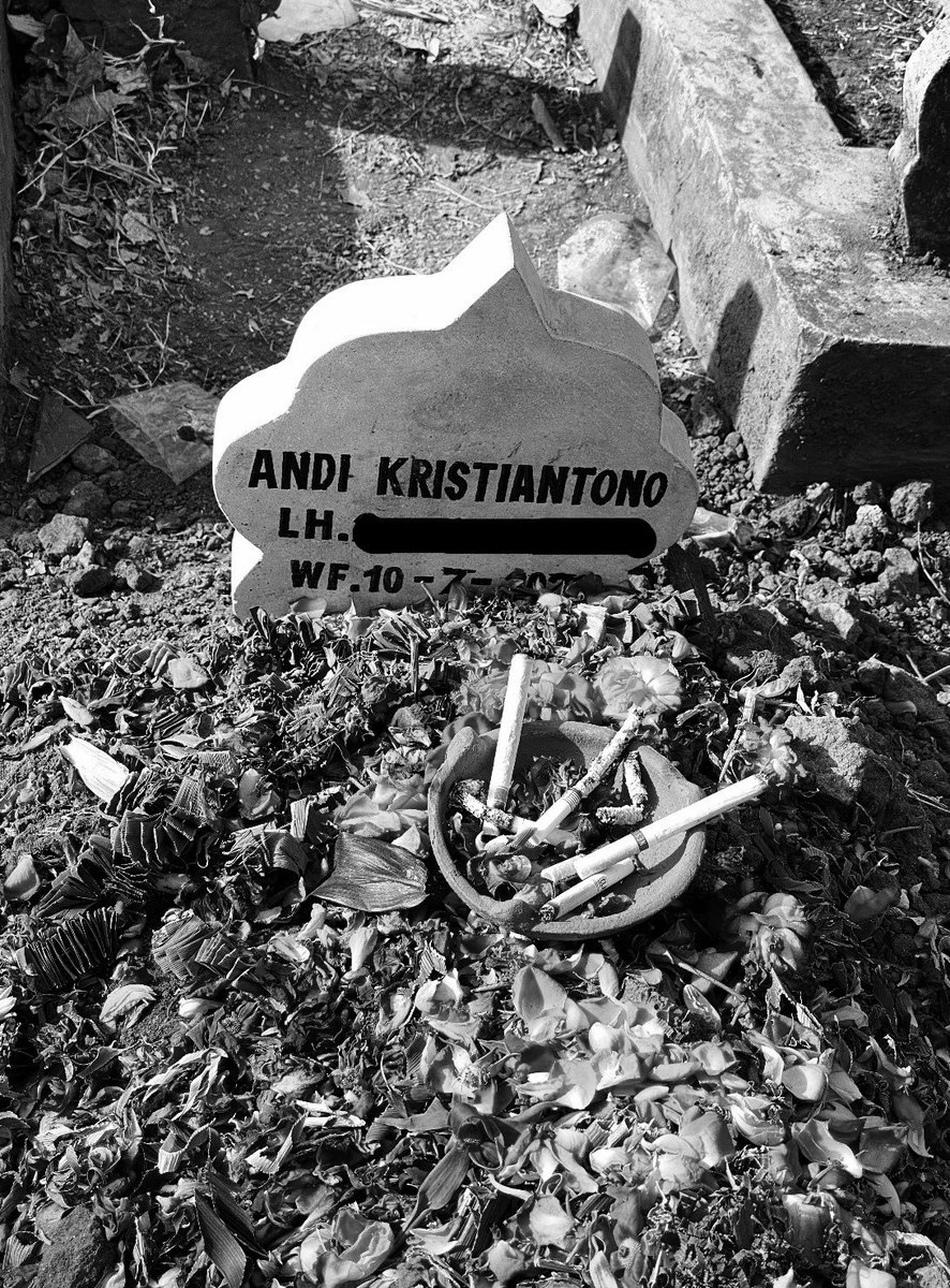 Green_Nord27's tweet photo. “Semoga Persebaya bisa juara.”
Itulah pesan terakhir yang beliau titipkan.

Kini, harapan itu menjadi tanggung jawab moral kita bersama. Kita upayakan, kita kawal, dan kita perjuangkan hingga akhir.

Karena kami percaya, mundur adalah sebuah pengkhianatan. https://t.co/Mi7ITz7D63