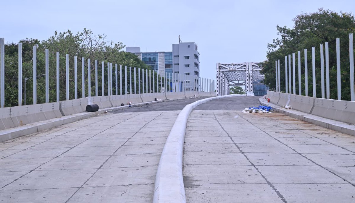 mybmc's tweet photo. 🌉मानखुर्द - महाराष्ट्र नगर आणि विद्याविहार रेल्वे स्थानक येथे उड्डाणपूल प्रकल्पाची कामे वेगाने सुरु आहेत. अतिरिक्त महानगरपालिका आयुक्त (प्रकल्प) श्री. अभिजित बांगर यांनी आज सकाळी या दोन्ही ठिकाणांना भेट देऊन प्रकल्पांचा आढावा घेतला. या दोन्ही उड्डाणपुलांची कामे निर्धारित कालावधीत वेगाने करण्याचे निर्देश श्री. बांगर यांनी दिले. 

🔹मानखुर्द - महाराष्ट्र नगर टी जंक्शन नियमित सकाळी आणि रात्री मोठ्या स्वरूपात वाहतूक कोंडी होते. परिणामी स्थानिक रहिवाशासह मुंबईवरून  वाशीकडे तसेच वाशीकडून  मुंबईकडे जाणाऱ्या वाहनचालकांना वाहतूक कोंडीचा मोठ्या स्वरूपात सामना करावा लागतो. यासोबतच घाटकोपर ते मानखुर्द आणि मानखूर्द ते घाटकोपर या मार्गावर वाहतूक कोंडी निर्माण होते. यावर परिणामकारक उपाय म्हणून बृहन्मुंबई महानगरपालिकेने घाटकोपर -मानखुर्द  उड्डाणपूला वरून थेट वाशीकडे जाणारा आर्म - १ आणि  सायन पनवेलच्या महामार्गावरील मानखुर्द उड्डाणपूल येथून घाटकोपर कडे जाणारा आर्म-  २ उड्डाणपूल अशी स्वतंत्र मार्गिका तयार करण्याचे काम हाती घेतले आहे. 

🔹महाराष्ट्र नगर येथील टी जंक्शन प्रकल्पातील दोन्ही आर्मच्या कामाचा आढावा श्री. बांगर यांनी घेतला. अतिरिक्त मनुष्यबळ आणि संयंत्रे वापरून या दोन्ही आर्मचे काम दिनांक ३१ मे २०२७ पर्यंत पूर्ण करण्याचे निर्देश श्री .बांगर यांनी दिले.  प्रकल्पाची अंमलबजावणी करताना कामगार- कर्मचारी आणि नागरिकांच्या सुरक्षेचे सर्व उपाय करावेत. सुरक्षा नियमांचे काटेकोर पालन करावे, असे सक्त निर्देश श्री. बांगर यांनी दिले. पूल प्रकल्पाच्या अनुषंगाने महावितरण व टाटा पॉवर यांच्या पारेषण वाहिन्यांच्या स्थलांतराच्या कामाचा आढावादेखील श्री बांगर यांनी घेतला. 

🔹त्यानंतर श्री. बांगर यांनी विद्याविहार पूल प्रकल्प कार्यस्थळास भेट दिली. दिनांक ३१ ऑगस्ट २०२६ पर्यंत या पुलाचे काम पूर्ण करण्याचे निर्देश त्यांनी दिले. सध्या या उड्डाणपुलाचे काम सुमारे ८० टक्के झाले आहे .

🔹विद्याविहार पूर्वेला तसेच पश्चिमेला पोहच रस्त्याच्या ठिकाणी वाहतूक व्यवस्था नियोजन करण्यासाठी एन विभागाचे  अधिकारी  व वाहतूक पोलीस यांच्या समन्वयाने नियोजन करावे. पुलाच्या पूर्व तसेच पश्चिम दिशेला वाहतुकीसाठी अडथळा ठरणारी ठिकाणे, आस्थापना, पदपथ, झाडे यांच्याशी संबंधित सुनियोजन करावे. अधिक गर्दीच्या वेळेत पुलाच्या पोहच रस्त्यापासून वाहतूक कोंडी होणार नाही, यादृष्टीने  नियोजन करावे, असेही श्री बांगर यांनी निर्देश दिले.

🔹प्रमुख अभियंता (पूल) श्री. राजेश मुळे उपस्थित होते. 

#MyBMCUpdates

@CMOMaharashtra
@mieknathshinde
@SunetraA_Pawar
@ShelarAshish
@MPLodha
@TawdeRitu
@misanjayghadi