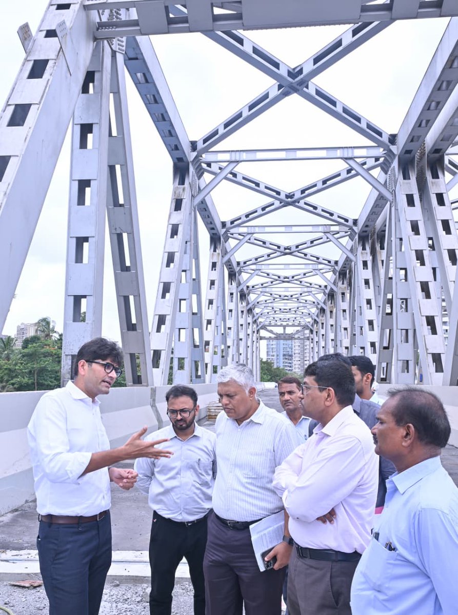 mybmc's tweet photo. 🌉मानखुर्द - महाराष्ट्र नगर आणि विद्याविहार रेल्वे स्थानक येथे उड्डाणपूल प्रकल्पाची कामे वेगाने सुरु आहेत. अतिरिक्त महानगरपालिका आयुक्त (प्रकल्प) श्री. अभिजित बांगर यांनी आज सकाळी या दोन्ही ठिकाणांना भेट देऊन प्रकल्पांचा आढावा घेतला. या दोन्ही उड्डाणपुलांची कामे निर्धारित कालावधीत वेगाने करण्याचे निर्देश श्री. बांगर यांनी दिले. 

🔹मानखुर्द - महाराष्ट्र नगर टी जंक्शन नियमित सकाळी आणि रात्री मोठ्या स्वरूपात वाहतूक कोंडी होते. परिणामी स्थानिक रहिवाशासह मुंबईवरून  वाशीकडे तसेच वाशीकडून  मुंबईकडे जाणाऱ्या वाहनचालकांना वाहतूक कोंडीचा मोठ्या स्वरूपात सामना करावा लागतो. यासोबतच घाटकोपर ते मानखुर्द आणि मानखूर्द ते घाटकोपर या मार्गावर वाहतूक कोंडी निर्माण होते. यावर परिणामकारक उपाय म्हणून बृहन्मुंबई महानगरपालिकेने घाटकोपर -मानखुर्द  उड्डाणपूला वरून थेट वाशीकडे जाणारा आर्म - १ आणि  सायन पनवेलच्या महामार्गावरील मानखुर्द उड्डाणपूल येथून घाटकोपर कडे जाणारा आर्म-  २ उड्डाणपूल अशी स्वतंत्र मार्गिका तयार करण्याचे काम हाती घेतले आहे. 

🔹महाराष्ट्र नगर येथील टी जंक्शन प्रकल्पातील दोन्ही आर्मच्या कामाचा आढावा श्री. बांगर यांनी घेतला. अतिरिक्त मनुष्यबळ आणि संयंत्रे वापरून या दोन्ही आर्मचे काम दिनांक ३१ मे २०२७ पर्यंत पूर्ण करण्याचे निर्देश श्री .बांगर यांनी दिले.  प्रकल्पाची अंमलबजावणी करताना कामगार- कर्मचारी आणि नागरिकांच्या सुरक्षेचे सर्व उपाय करावेत. सुरक्षा नियमांचे काटेकोर पालन करावे, असे सक्त निर्देश श्री. बांगर यांनी दिले. पूल प्रकल्पाच्या अनुषंगाने महावितरण व टाटा पॉवर यांच्या पारेषण वाहिन्यांच्या स्थलांतराच्या कामाचा आढावादेखील श्री बांगर यांनी घेतला. 

🔹त्यानंतर श्री. बांगर यांनी विद्याविहार पूल प्रकल्प कार्यस्थळास भेट दिली. दिनांक ३१ ऑगस्ट २०२६ पर्यंत या पुलाचे काम पूर्ण करण्याचे निर्देश त्यांनी दिले. सध्या या उड्डाणपुलाचे काम सुमारे ८० टक्के झाले आहे .

🔹विद्याविहार पूर्वेला तसेच पश्चिमेला पोहच रस्त्याच्या ठिकाणी वाहतूक व्यवस्था नियोजन करण्यासाठी एन विभागाचे  अधिकारी  व वाहतूक पोलीस यांच्या समन्वयाने नियोजन करावे. पुलाच्या पूर्व तसेच पश्चिम दिशेला वाहतुकीसाठी अडथळा ठरणारी ठिकाणे, आस्थापना, पदपथ, झाडे यांच्याशी संबंधित सुनियोजन करावे. अधिक गर्दीच्या वेळेत पुलाच्या पोहच रस्त्यापासून वाहतूक कोंडी होणार नाही, यादृष्टीने  नियोजन करावे, असेही श्री बांगर यांनी निर्देश दिले.

🔹प्रमुख अभियंता (पूल) श्री. राजेश मुळे उपस्थित होते. 

#MyBMCUpdates

@CMOMaharashtra
@mieknathshinde
@SunetraA_Pawar
@ShelarAshish
@MPLodha
@TawdeRitu
@misanjayghadi