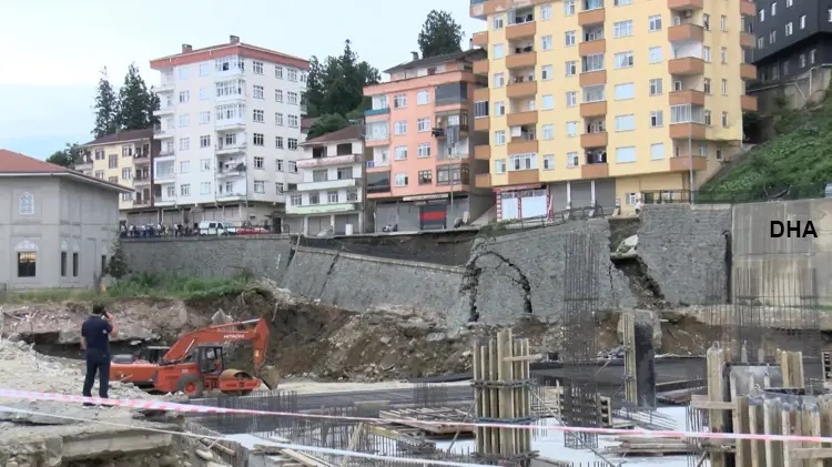 Paleosismolog's tweet photo. Rize'de 1000 kişilik yurt inşaatı temel kazısı çalışması sırasında istinat duvarı ve yol çöktü, 3 bina boşaltıldı.

Çok basit mühendislik önlemleri almadan; fizibilite çalışması yapmadan temel kazısı yapınca olaya davetiye çıkarmak kaçınılmaz oluyor.. https://t.co/G6tbilb278