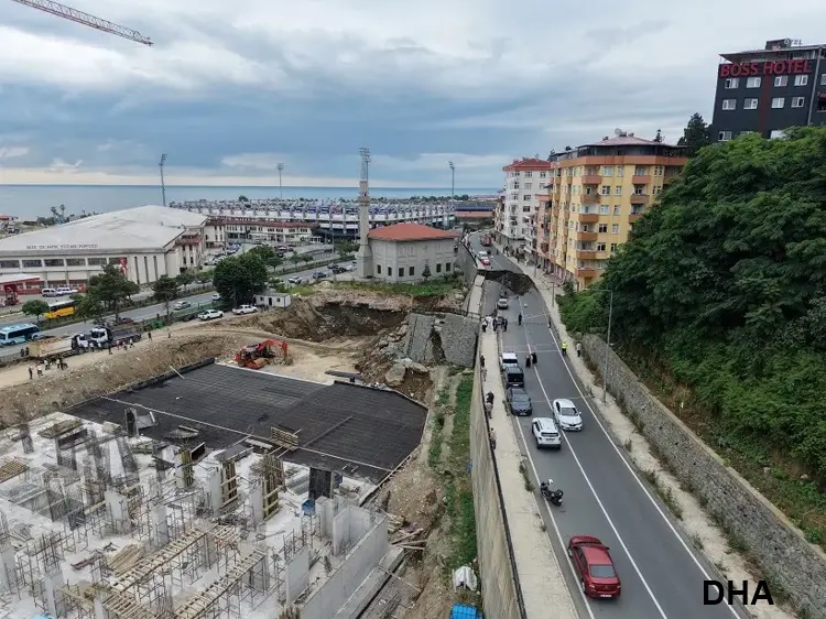Paleosismolog's tweet photo. Rize'de 1000 kişilik yurt inşaatı temel kazısı çalışması sırasında istinat duvarı ve yol çöktü, 3 bina boşaltıldı.

Çok basit mühendislik önlemleri almadan; fizibilite çalışması yapmadan temel kazısı yapınca olaya davetiye çıkarmak kaçınılmaz oluyor.. https://t.co/G6tbilb278