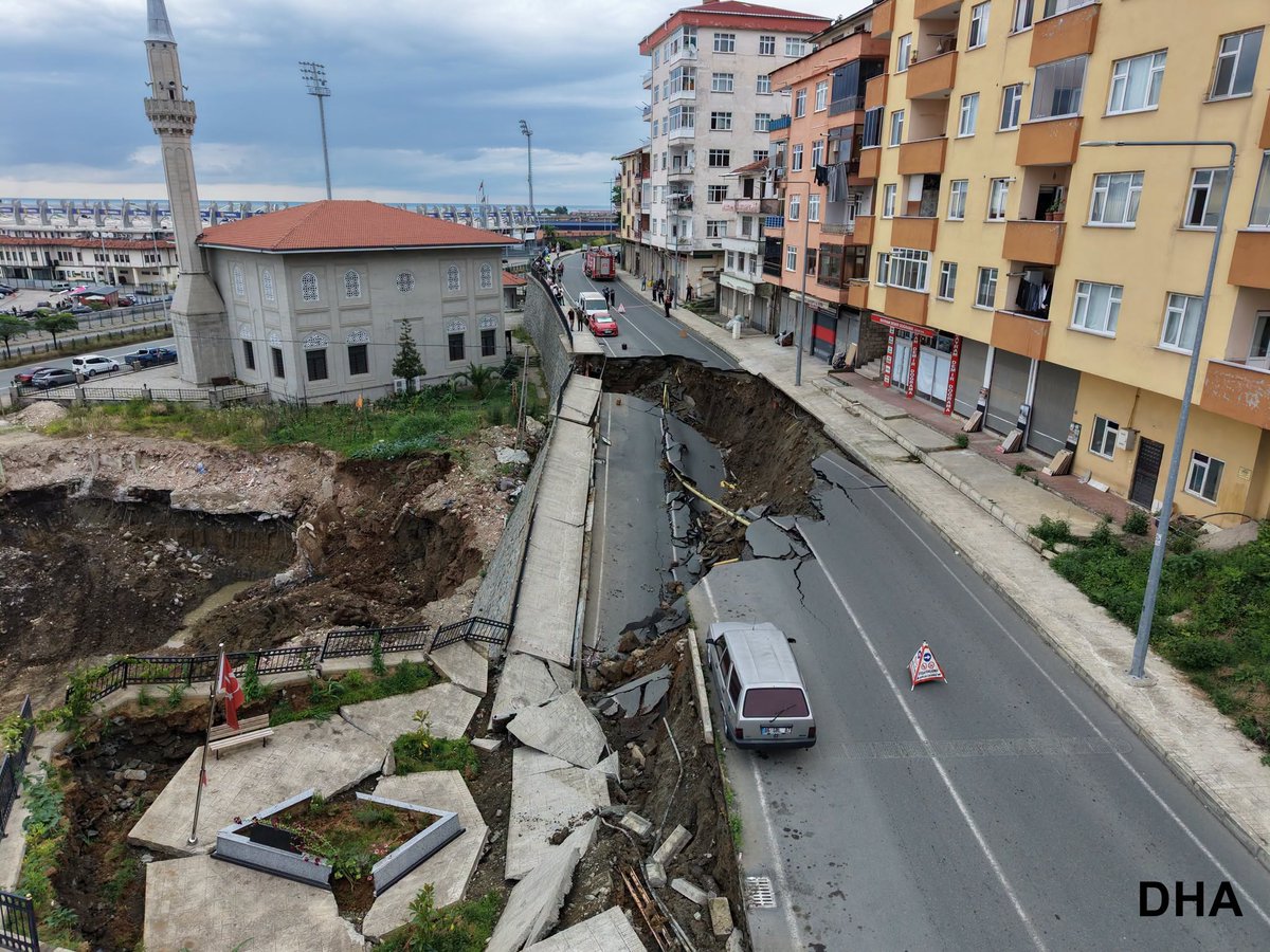Paleosismolog's tweet photo. Rize'de 1000 kişilik yurt inşaatı temel kazısı çalışması sırasında istinat duvarı ve yol çöktü, 3 bina boşaltıldı.

Çok basit mühendislik önlemleri almadan; fizibilite çalışması yapmadan temel kazısı yapınca olaya davetiye çıkarmak kaçınılmaz oluyor.. https://t.co/G6tbilb278