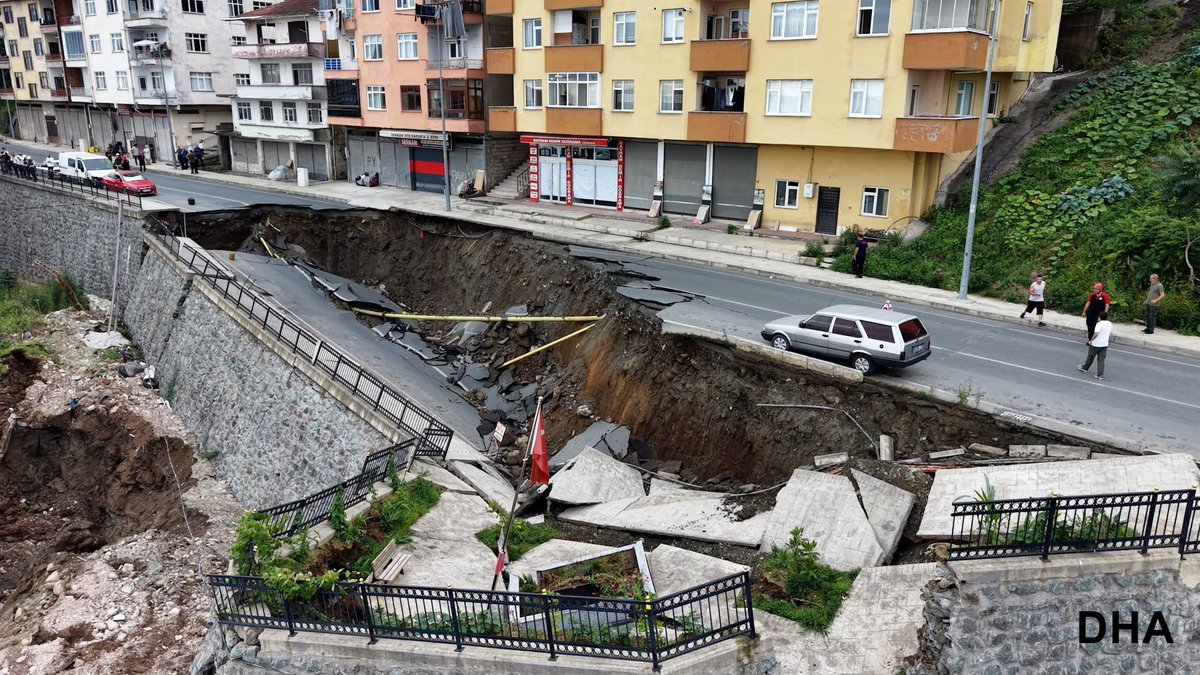 Paleosismolog's tweet photo. Rize'de 1000 kişilik yurt inşaatı temel kazısı çalışması sırasında istinat duvarı ve yol çöktü, 3 bina boşaltıldı.

Çok basit mühendislik önlemleri almadan; fizibilite çalışması yapmadan temel kazısı yapınca olaya davetiye çıkarmak kaçınılmaz oluyor.. https://t.co/G6tbilb278