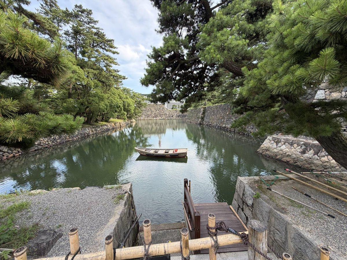 122SQ's tweet photo. 高松城を見学！
流石、海城だけあってお堀が凄いね
本丸に行くのにも橋一本しかないのか

御城印も無事もらえました https://t.co/lxarPE5EAI