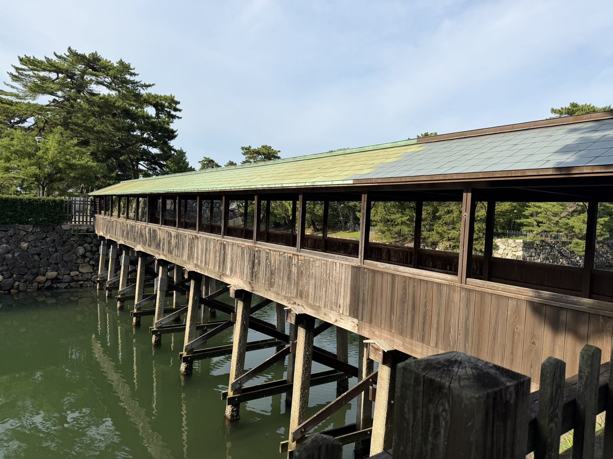 122SQ's tweet photo. 高松城を見学！
流石、海城だけあってお堀が凄いね
本丸に行くのにも橋一本しかないのか

御城印も無事もらえました https://t.co/lxarPE5EAI