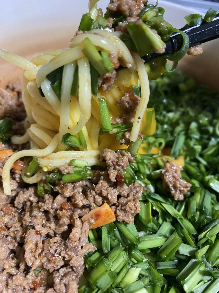 syuhasu's tweet photo. いちぬぃお手製台湾混ぜそばの作り方。
・挽肉に五香粉、酒、みり���、刻み生姜にんにくいれてレンチン３分（お好みで麻辣辣油）出汁がタレになるのでそのまま麺にぶっ掛ける
・上にねぎ、ニラをこれでもかとハサミで切りまくり
・黄身をのせて出来上り
※余った白身はスープに。 https://t.co/e7ST9mQJMG