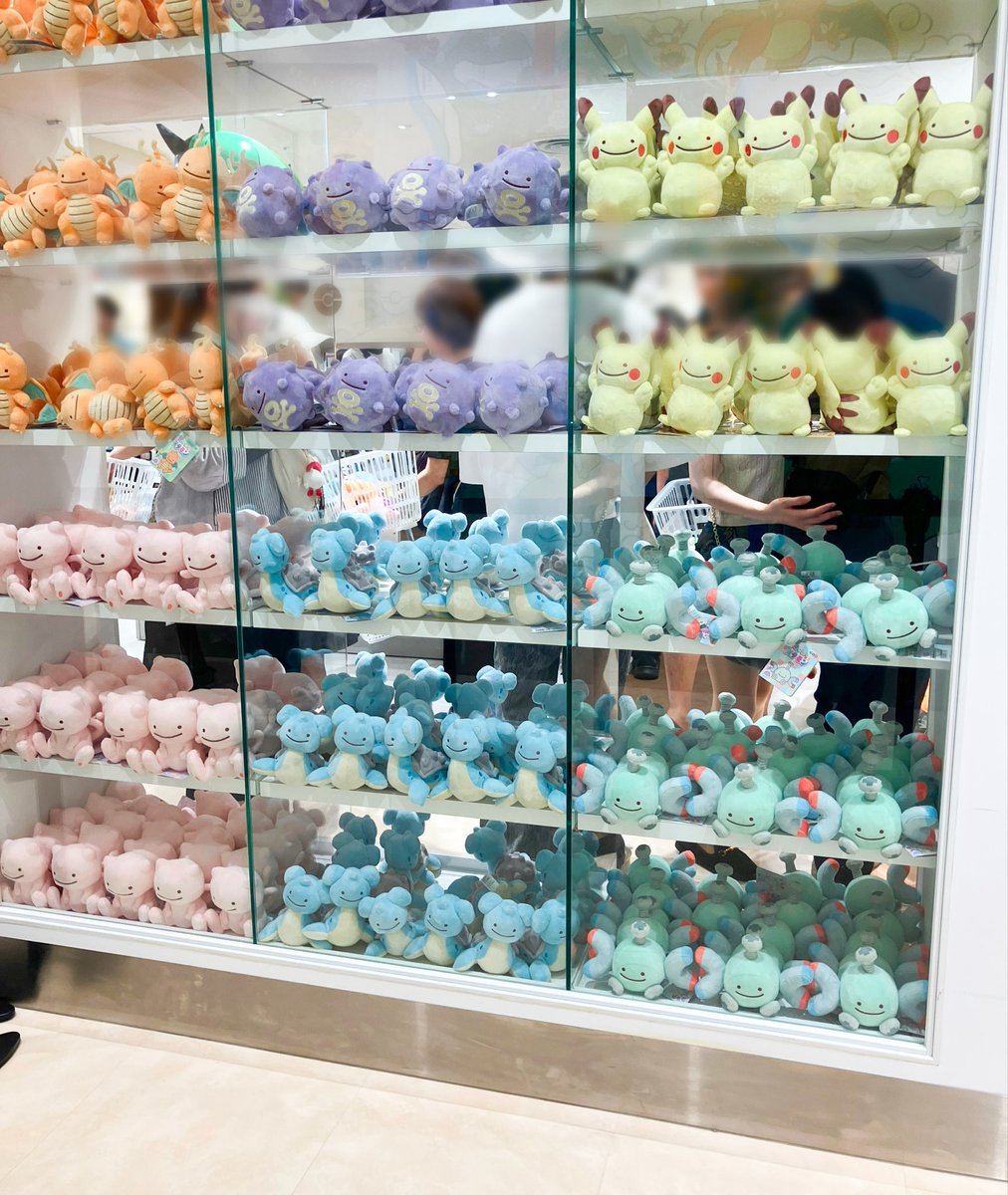 Terrace_Laundry's tweet photo. 今日はポケモンセンタートウホクへ行ってきました！
今日発売の「へんしん！メタモン」シリーズが目当てでしたが、整理券に間に合わず…💦甘かった💦
外から眺めるだけになりました😂

ピカチュ���の吹き流しが可愛かったです🎋
#仙台 #ポケモンセンタートウホク https://t.co/8c1tTEDEQI