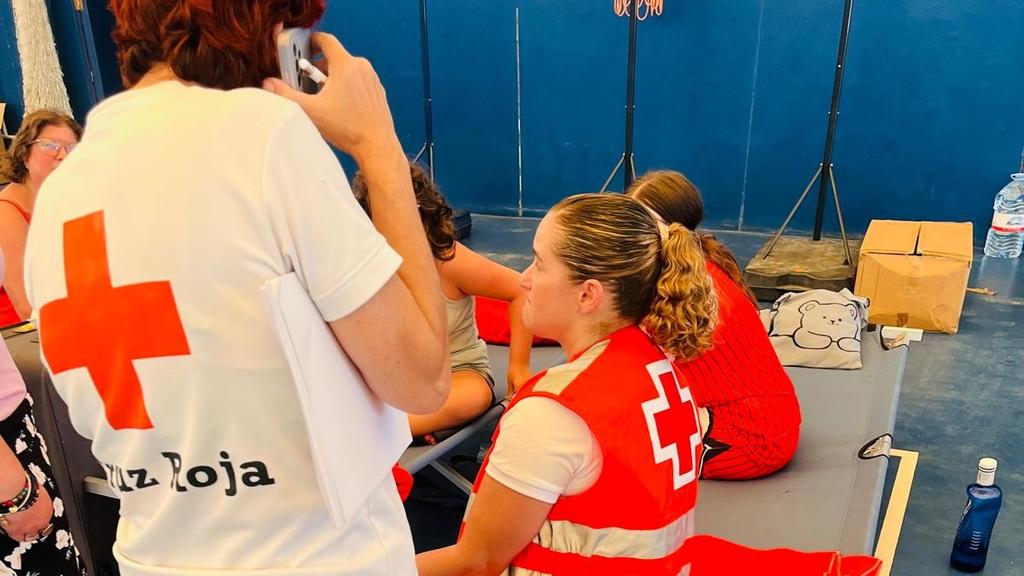 CruzRojaAND's tweet photo. Incendio en Almería
Cruz Roja ha atendido desde el comienzo de la emergencia a más de 600 personas desalojadas, en los albergues de Lubrín y Garrucha, donde siguen alojadas 130 personas

Además hemos atendido a +400 familiares de víctimas por teléfono y en persona https://t.co/X6Q53F4oMG