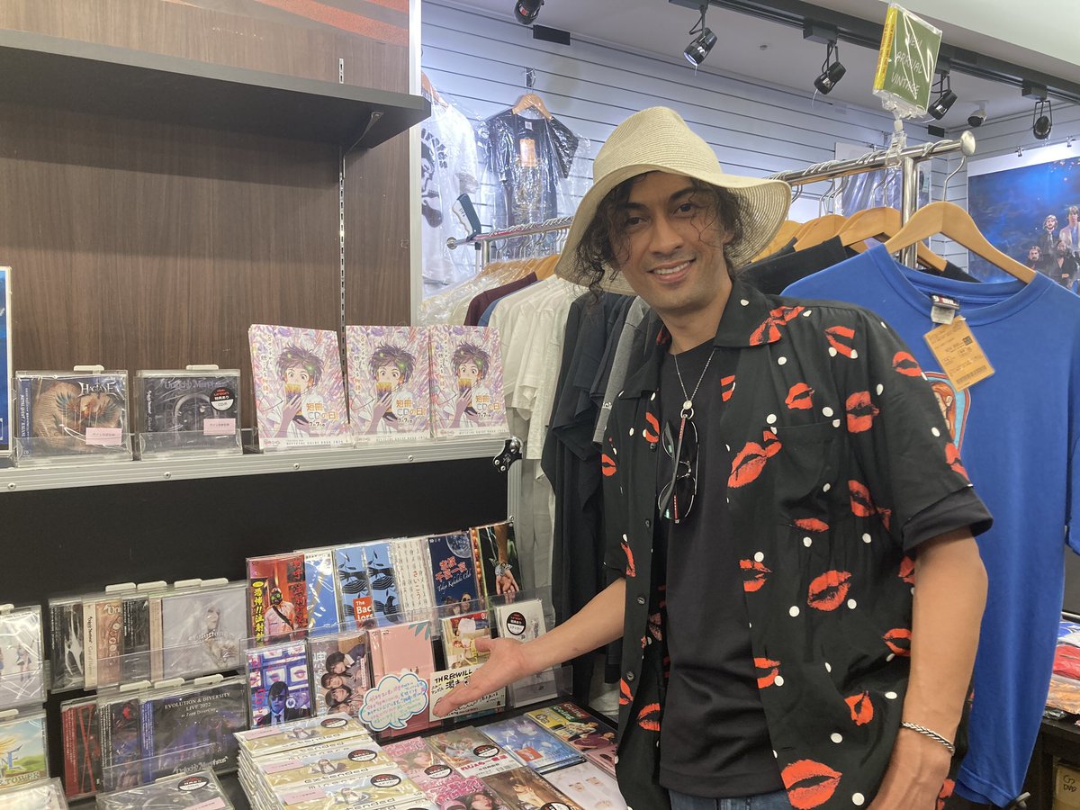 dp4_diskunion's tweet photo. 🎉アーティスト様ご来店🎉
＃短冊CDの日 に、ニューシングル「潮風に揺られて」をリリースされた【JUN PARKER】様がご来店くださいました！！
素敵なPOPも書いていただき、ありがとうございました🙏🙏
当店入口入ってすぐの特設コーナーにて展開中です！ https://t.co/vEFQK46ls5