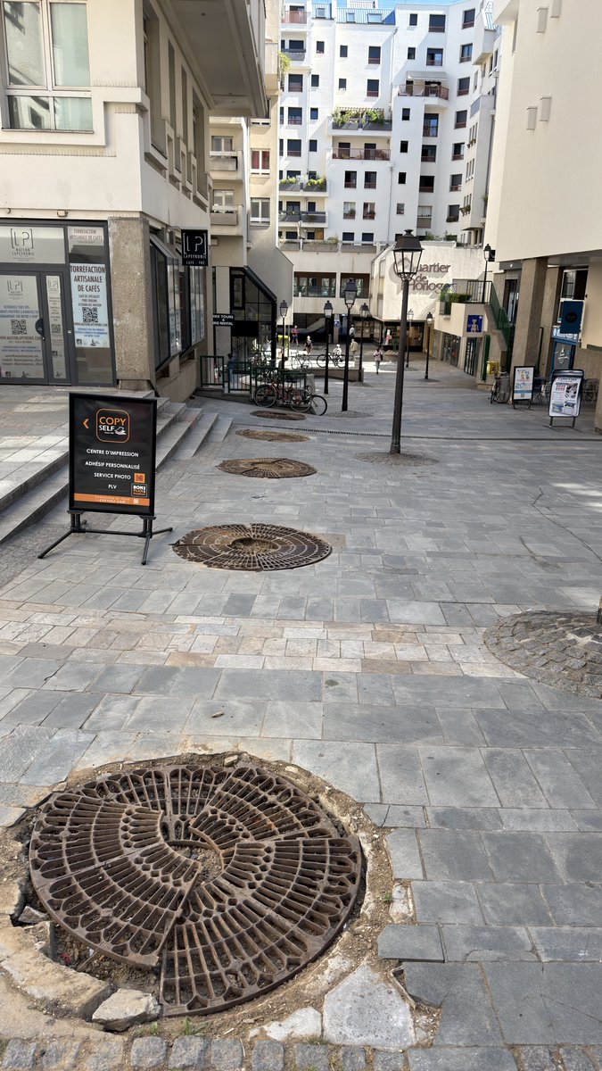 Maverick75003's tweet photo. Suite du feuilleton des arbres de la rue Brantôme, replantés en 2022 ils n'ont pas survécus et de nouveau abattus par la mairie en juin 2026. Par contre @MParisCentre jette l'éponge et demande aux habitants du quartier de payer pour le désouchage et les nouveaux arbres ! https://t.co/NS5OlA2Iaz