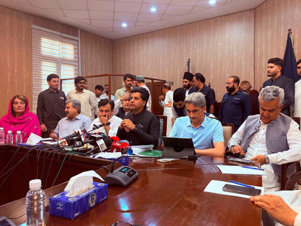 JUI_NW's tweet photo. مولانا فضل الرحمٰن کی جے یو آئی بازی لے گئی۔ 

جب خیبرپختونخوا اسمبلی سے مراعات بل کی منظوری کے حق میں پی ٹی آئی دیگر اپوزیشن جماعتوں مسلم لیگ ن اے این پی پیپلز پارٹی پی ٹی آئی پارلیمنٹیرینز کے ساتھ مل کر پریس کانفرنسز اور مہم میں مصروف تھی اور خیبرپختونخوا اسمبلی کو مشترکہ مفادات کونسل کے طور پر پیش کیا جا رہا تھا تو اس موقع پر صرف جے یو آئی نے خود کو اس سیاسی گناہ کے ارتکاب سے بچایا ۔ 
اس نے کسی بھی طور اس بل کی حمایت اور مفادات کے اس کھیل کا تحفظ نہیں کیا ۔ 
پھر کہتے ہیں کہ مولوی کو سیاست نہیں آتی بھئی سیاست سیکھنے کے مولانا فضل الرحمٰن کی شاگردگی کرنی ہوگی چند روز کے دوران خیبرپختونخوا میں جو کُچھ ہوا اس نے ثابت کر دیا کہ سیاسی فہم و بلوغت میں باقی تمام جماعتیں جے یو آئی سے کہیں پیچھے رہ گئی ہیں ۔ 

سنئیر صحافی آصف نثار غیاث