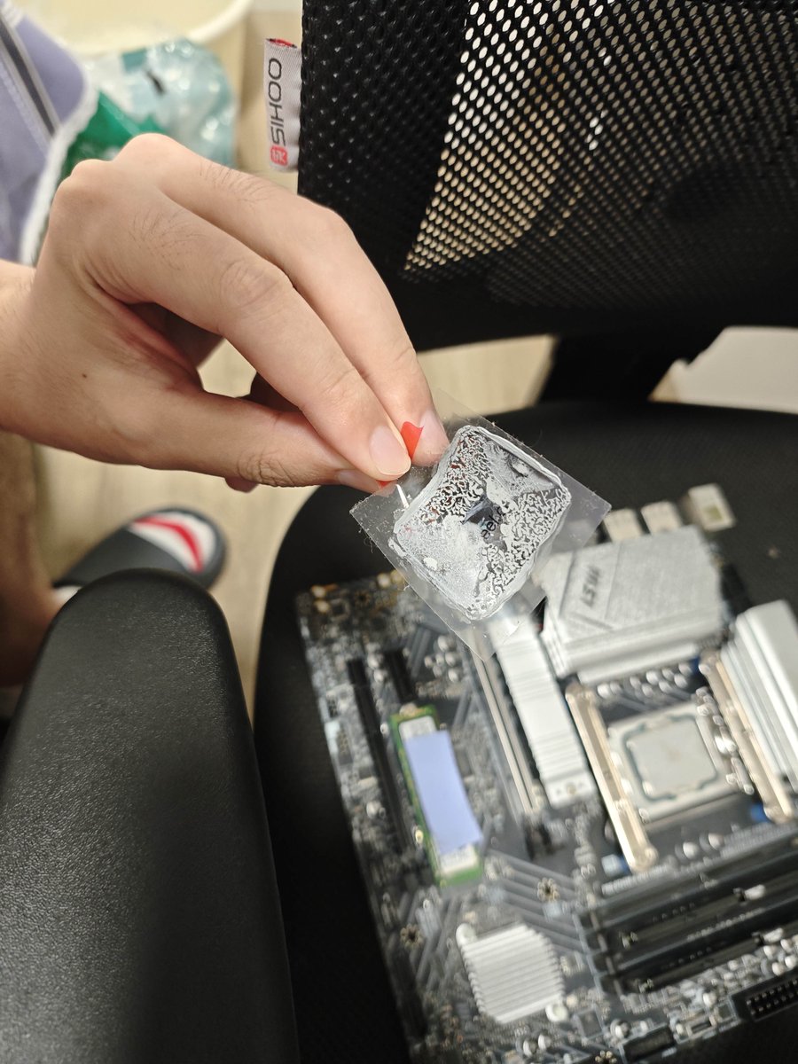 Cubic929's tweet photo. 给客户清灰，
我看着大双塔压着的12600kf刚开开Prime95就100度降频了陷入了沉思，
问:你撕膜了么？
答：我绝对撕了，不会有这么装机笑话的事情的。
我:要是没撕我要加收你智商税。
后续:
我:我命令你把这张照片广而告之到你的亲友群里，估计你要被念叨到过年了。
客户:没那么短，请你吃疯狂星期四。 https://t.co/cn9vci8ckv
