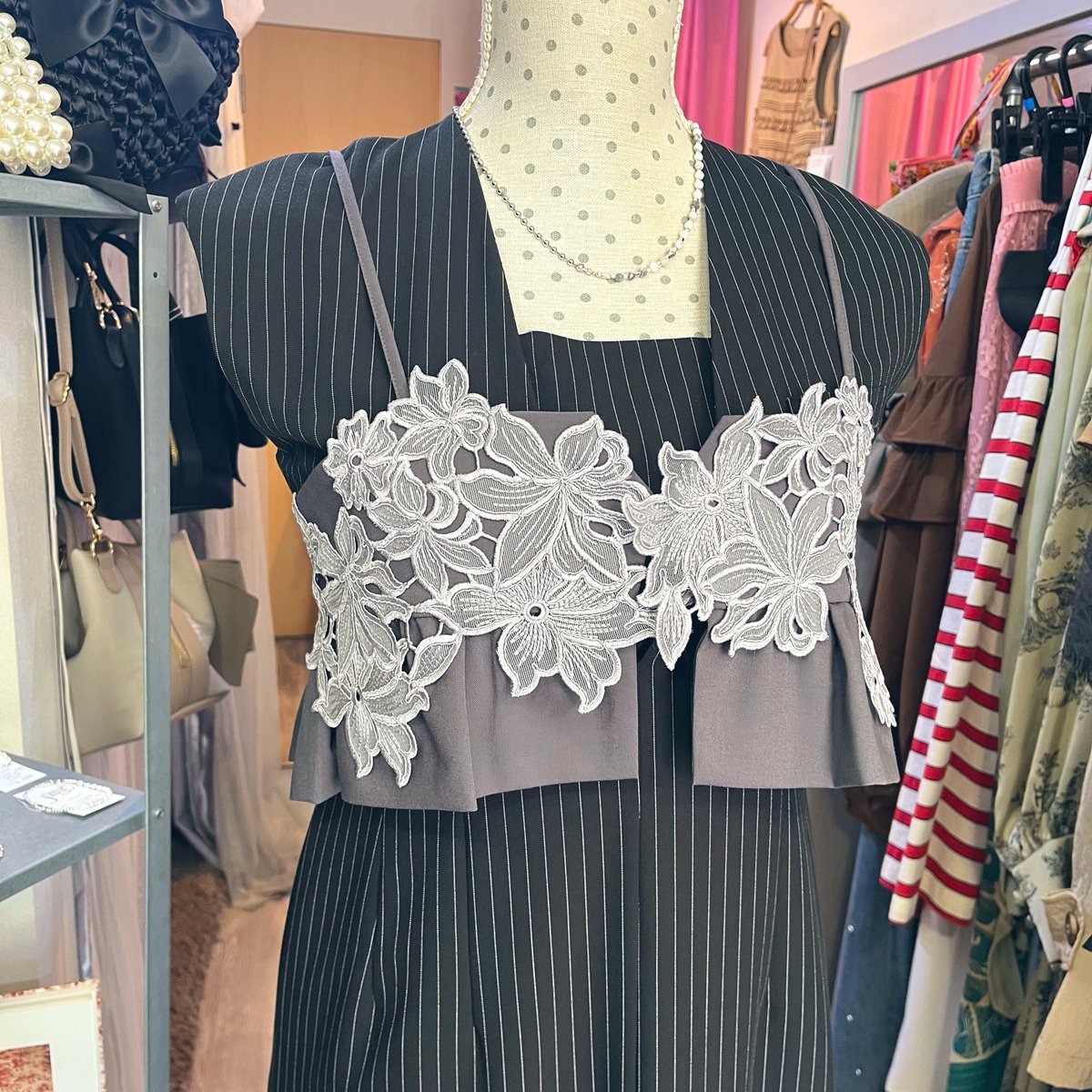 mischievousfff's tweet photo. 本日営業日です🧚
【M's GRACY】多機能エコレザーショルダーバッグ4カラー新入荷です🤎🩶🤍🖤
ビスチェ付きピンストライプワンピース、ブラックと合わせました🖤

次の営業日は7/15(水)です🧚
#mischievousfairy
#亀有
#セレクトショップ
#エムズグレイシー
#新入荷

https://t.co/maPr1a2B4U https://t.co/xzM97nqUnU
