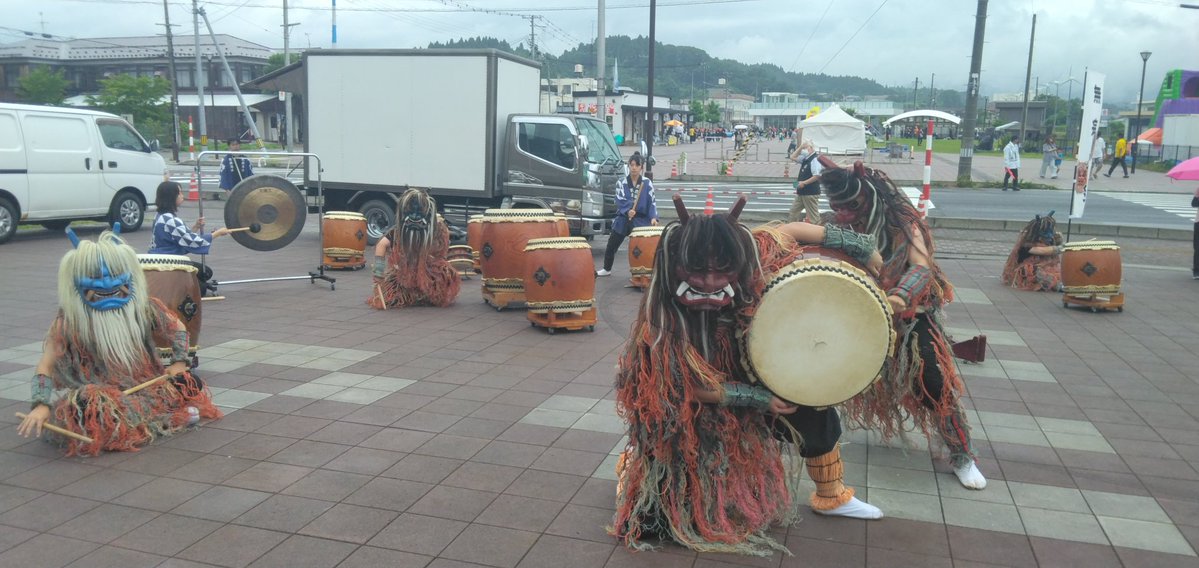 yasuhiro_5145's tweet photo. 道の駅おがオガーレの
イベント広場でなまはげ太鼓を
披露している男鹿海洋高校
郷土芸能部です。
2026.07.11 
#創業祭３３まつり 
#なまはげ太鼓 
#男鹿海洋高校郷土芸能部 
#道の駅おがオガーレ 
#男鹿 https://t.co/vwXhyYAmfV