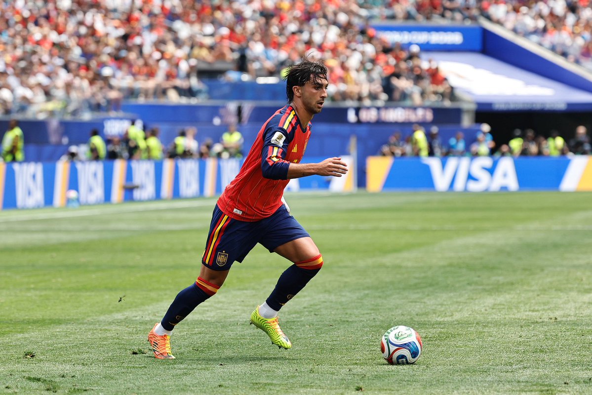 Plettigoal's tweet photo. 🚨🇫🇷 FC Barcelona have now been informed that Paris Saint-Germain are a serious option for Ferran Torres.

PSG are aware of Torres’ personal terms and do not expect any issues on that front should a transfer agreement with Barcelona be reached. However, there are several options for Torres, including staying at Barca.

As revealed yesterday, Barcelona will not stand in his way if a top offer arrives. @SkySportDE 🇪🇸