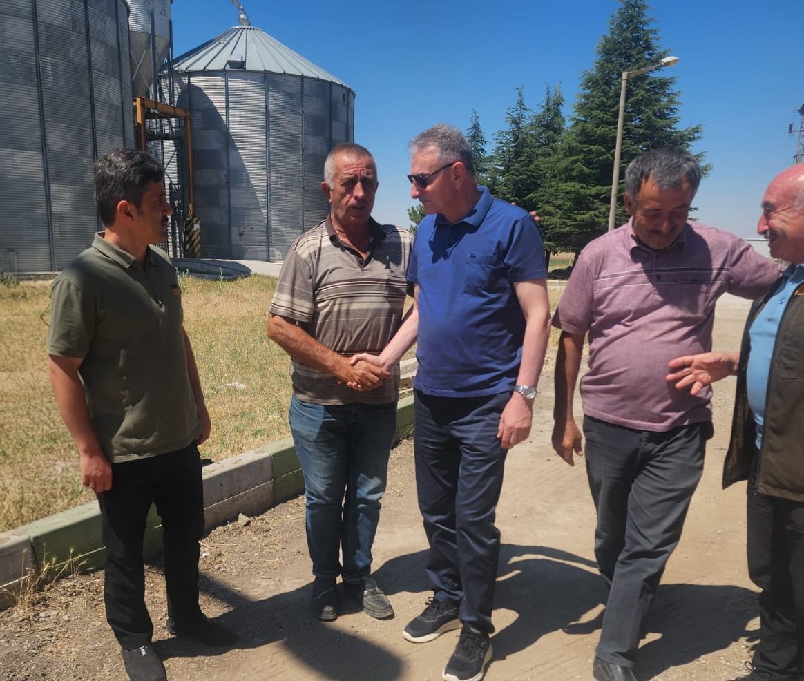 Ahmet_Guldal's tweet photo. 📍Haymana Ajans Amirliği Oyaca Tesisli Ekibimizde incelemelerde bulunduk.

🌾 Alım faaliyetlerimizin aralıksız devam ettiği İşyerlerimizde üreticilerimizle bir araya gelerek sohbet ettik. Hasat süreci kapsamında verim, rekolte ve kaliteye ilişkin değerlendirmeleri ile alım süreçlerimiz hakkındaki görüşlerini ve memnuniyetlerini doğrudan kendilerinden dinledik.

🤝 Ülkemiz için emek veren değerli üreticilerimize ve görevlerini büyük bir özveriyle sürdüren personelimize teşekkür ediyorum.