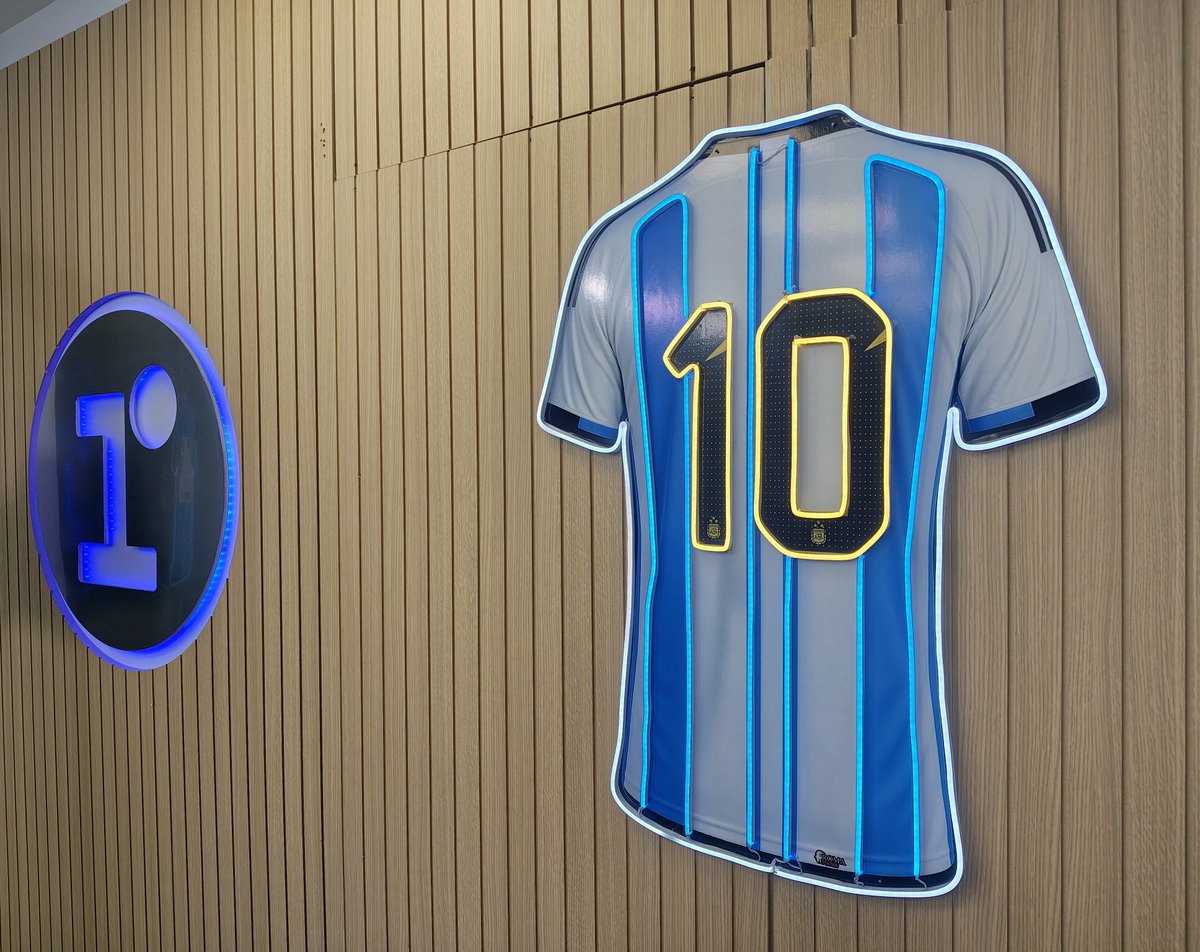 silvinabrandi's tweet photo. 1 Jul 11, Sab. Llegó el día. Argentia-Suiza a las 22 hrs en Kansas City, Arrowhead Stadium buscando las semifinales dónde ya confirmaron España y Francia. En @radiolared #Reporter910. Dps de tanto sufrimiento ante Egipto toda la expectativa puesta en la Selección. En la calle 👇 https://t.co/MLXjdHlIqX