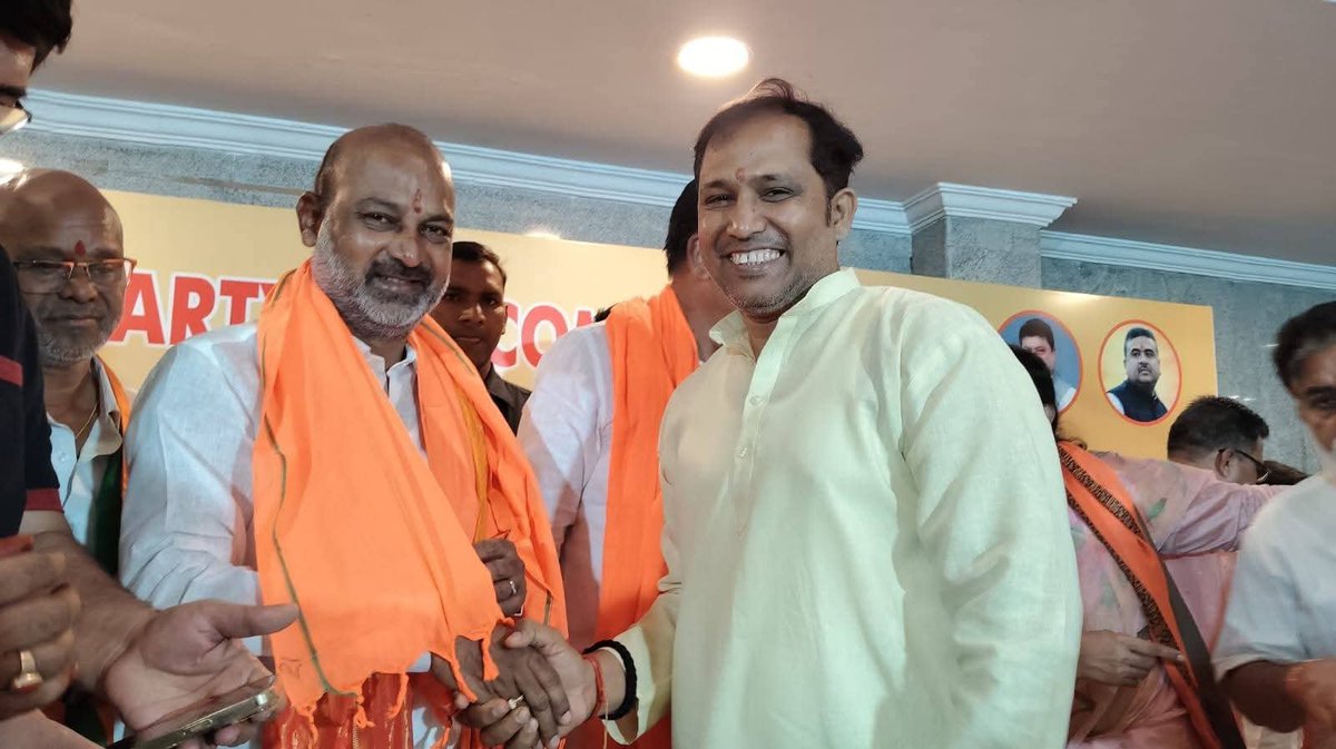 Venkatesh_Pyara's tweet photo. Warm birthday greetings to Union Minister of State for Home Affairs, Shri @bandisanjay_bjp Garu.

Your unwavering commitment to the nation and dedication to public service continue to inspire countless karyakartas.
#HBDBandiSanjay https://t.co/g5KFj7uz8Y