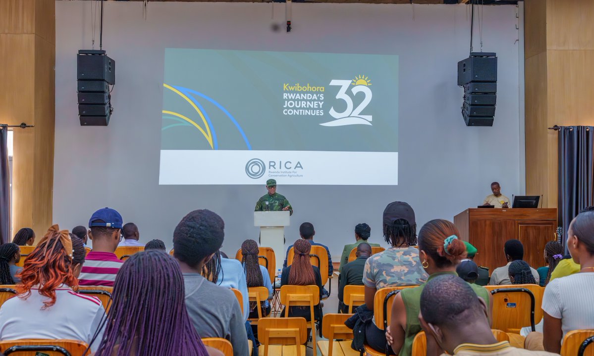 DamkRadiotv's tweet photo. Umuyobozi Mukuru ushinzwe Ubutwererane Mpuzamahanga mu bya Gisirikare akaba n’Umuvugizi w’Ingabo z’u Rwanda, Brig Gen Patrick Karuretwa, yatanze ikiganiro kigamije kungurana ibitekerezo n’abanyeshuri n’abakozi barenga 300 bo mu Ishuri Rikuru ry’u Rwanda ryita ku Buhinzi https://t.co/BercP1fMvt