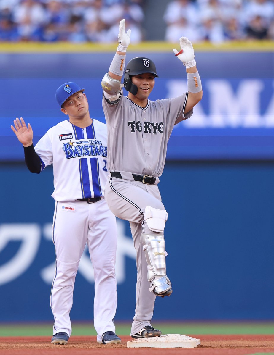 sanspo_giants's tweet photo. 【🔥#熱闘撮って出し🔥】　
一回に適時二塁打を放った #大城卓三 選手はベンチの仲間に向かってポーズ（撮影・萩原悠久人）

#巨人 #ジャイアンツ #giants #サンスポ https://t.co/xPaeUEa4sK