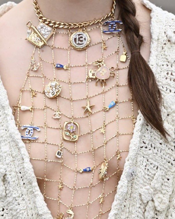 _rusticdaydream's tweet photo. pretty golden net outfit https://t.co/hvdsIeq2MN