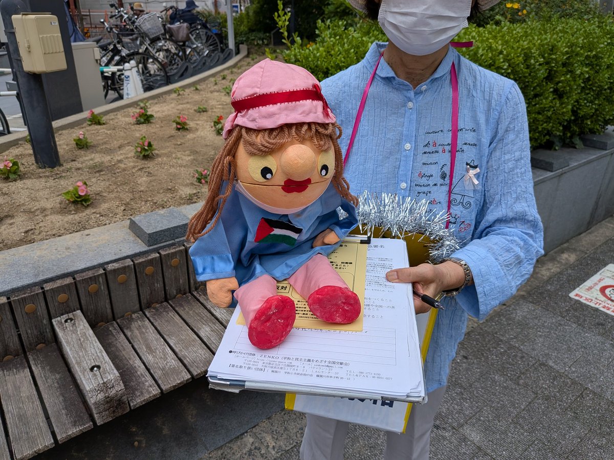 neyajiti's tweet photo. 7月11日(土)10時〜11時寝屋川市駅東側イズミヤ前で「武器輸出解禁の是非を問う市民投票」に取り組みました。薄曇りの蒸し暑い日でした。写真の用に力強いメンバーがスタッフとして参加してくれました。投票用紙は24枚集まりました。 https://t.co/YNrn5T1CVZ