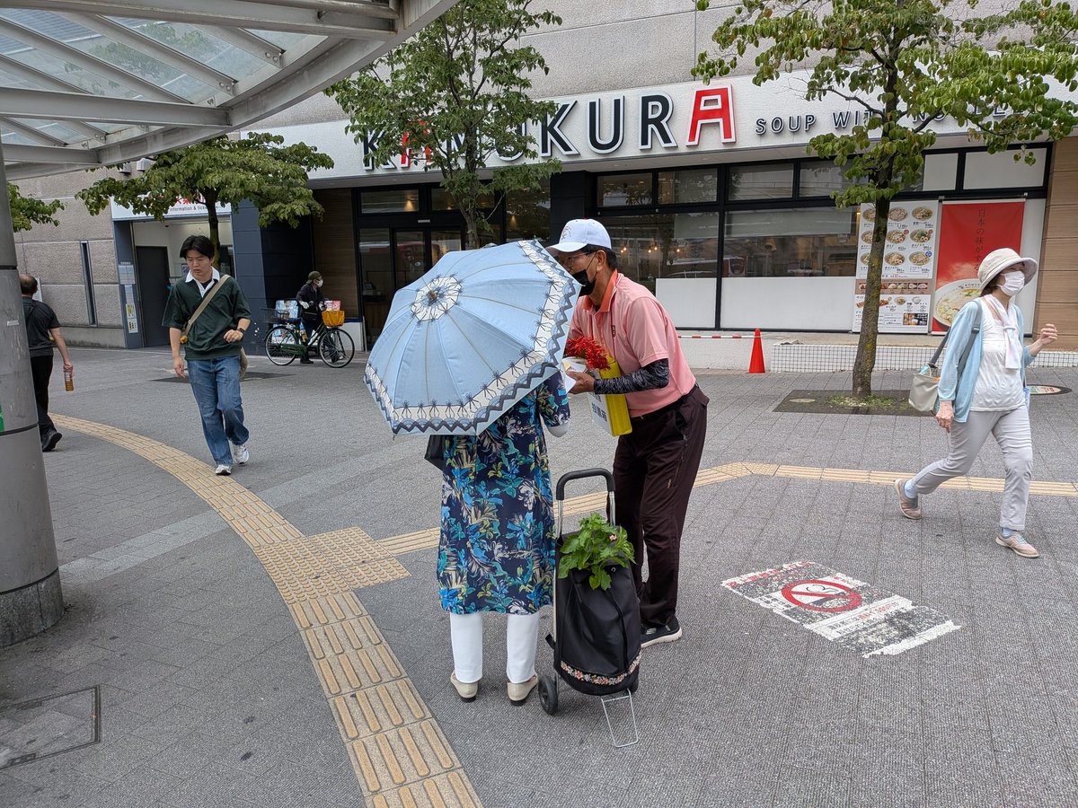 neyajiti's tweet photo. 7月11日(土)10時〜11時寝屋川市駅東側イズミヤ前で「武器輸出解禁の是非を問う市民投票」に取り組みました。薄曇りの蒸し暑い日でした。写真の用に力強いメンバーがスタッフとして参加してくれました。投票用紙は24枚集まりました。 https://t.co/YNrn5T1CVZ