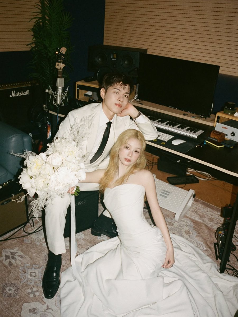 smgwaras's tweet photo. gyujeong sudah officially married (semakin mnarik) gemes banget jujur photoshootnya di POJOK RUMAH STUDIO AT AREA yg super legendaris itu... abis ini hwim foto di spot yg sama ya wakakakaka https://t.co/MEdcikJPWo