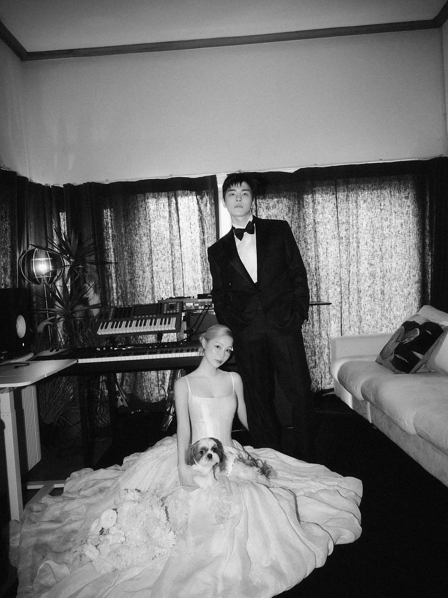 smgwaras's tweet photo. gyujeong sudah officially married (semakin mnarik) gemes banget jujur photoshootnya di POJOK RUMAH STUDIO AT AREA yg super legendaris itu... abis ini hwim foto di spot yg sama ya wakakakaka https://t.co/MEdcikJPWo