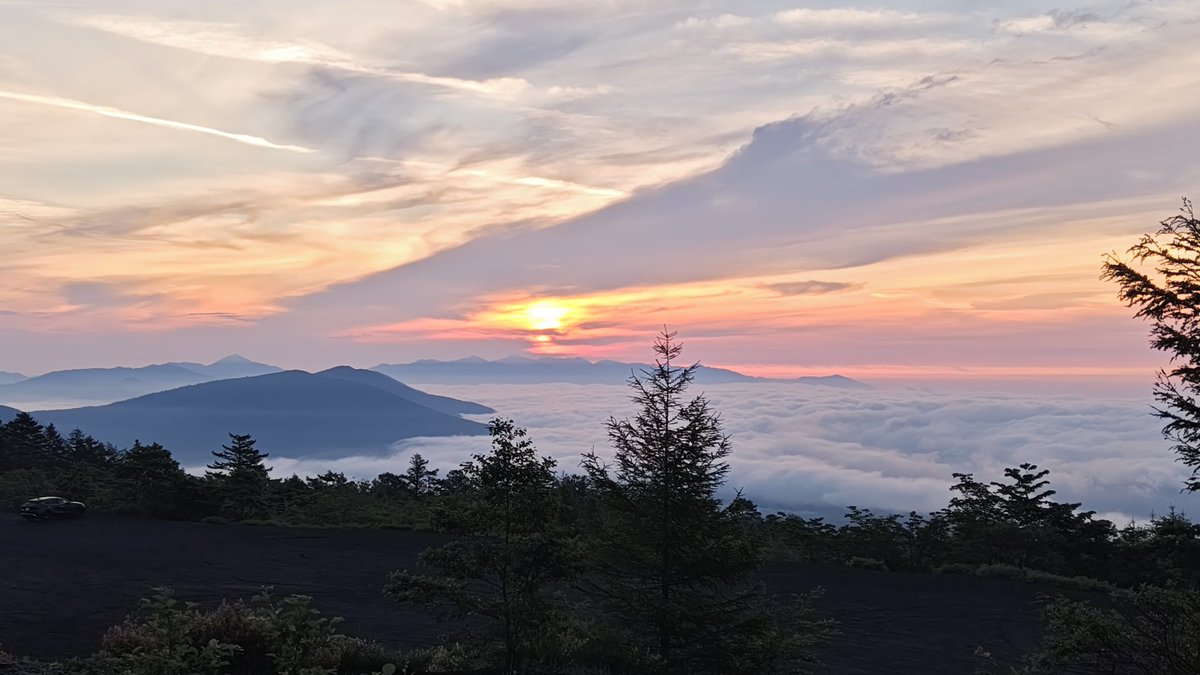 kuruton_k's tweet photo. 富士山御殿場口、体力なくて途中下山でリタイヤです
景色は良かったです https://t.co/zExtWDQm48