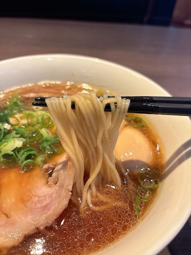 LodarNinja's tweet photo. 戸塚「支那そばや」本店。
"ラーメンの鬼"佐野実さんの聖地で醤油らぁ麺。澄んだスープと自家製麺の完成度はさすがの一言でした

#支那そばや #ラーメン #らーめん #戸塚グルメ https://t.co/i2W0iqHh8B