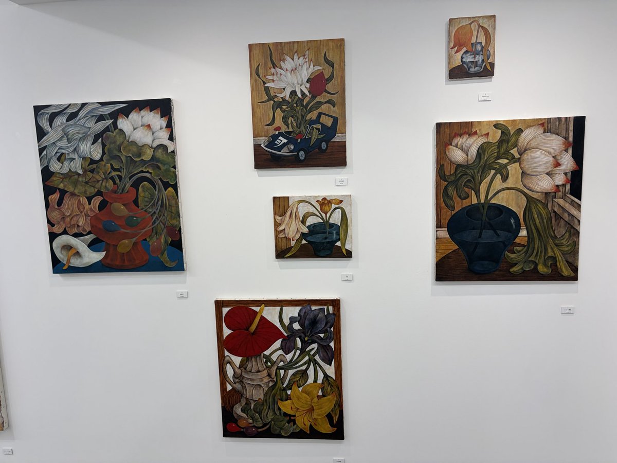 dunananana's tweet photo. アジサカコウジ夏個展2026『花と怒り』biscuit gallery
花は「反戦と平和の象徴」怒りは「強い者がのさばり弱者が虐げられている今の世の中」を表現したという。長崎にルーツのある作者の気持ちが伝わるエネルギッシュな展示だった。 https://t.co/Su70kVXEgM