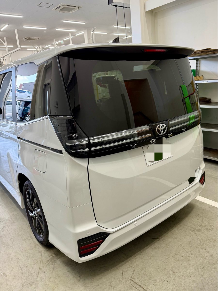 watervoice's tweet photo. 90系後期型ヴォクシー納車になりました！
ミドルサイズミニバンは初めてで大きさにちょっと戸惑いつつも、目線が高いので視界が良く、意外に運転しやすいかも。
フロントマスクのデザインは、今でも個性的でお気に入りです。
ヴォクシーの白（プラチナホワイトパールマイカ）もカッコイイよね。 https://t.co/Tl8cszzyXQ