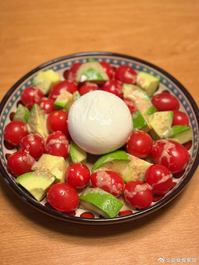 fytwo29177614's tweet photo. [Fresh basil, ripe tomatoes, and creamy mozzarella are here! Perfect for whipping up a caprese salad tonight  Grab yours at the corner farmers market before 5 PM!]， https://t.co/bGZeRIEOgQ