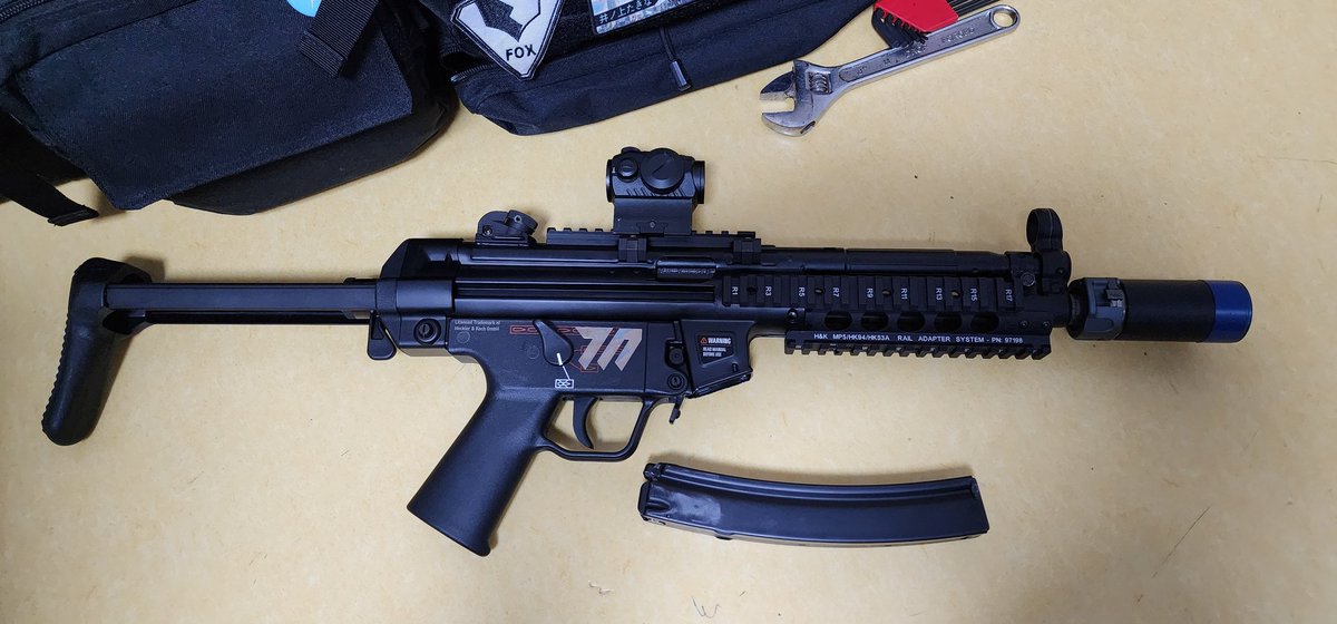 telihaem's tweet photo. 진짜 진짜 오렌만에 밀리터리 글을 쓰네요
드디어 염원 하던 vfc mp5 (v2)를 구매했습니다 
해외직구이며 상하부 배송 도착 하자 마자 미리 구해둔 전방 상부 레일 장착 해주었습니다! 이게 SMG의 근본이죠!
하지만 단점이 많은 녀석이죠
특히 볼트 케리어쪽에 많은데 그 설명은 패스 하겠습니다
#mp5 https://t.co/F9xIqpkoov