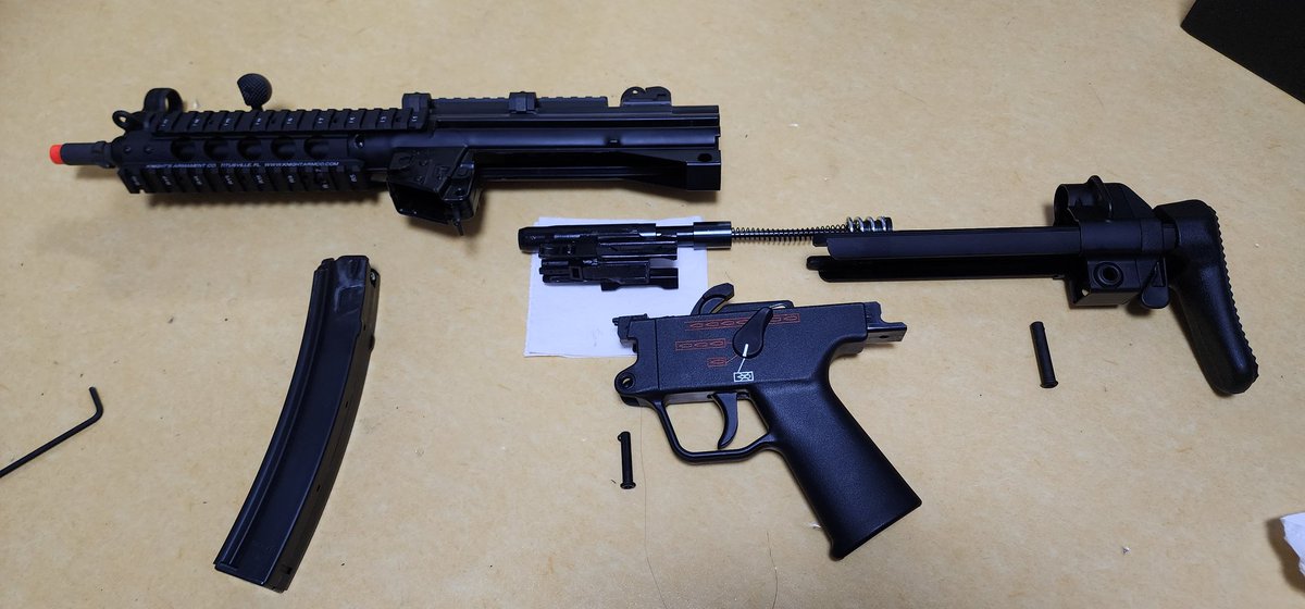 telihaem's tweet photo. 진짜 진짜 오렌만에 밀리터리 글을 쓰네요
드디어 염원 하던 vfc mp5 (v2)를 구매했습니다 
해외직구이며 상하부 배송 도착 하자 마자 미리 구해둔 전방 상부 레일 장착 해주었습니다! 이게 SMG의 근본이죠!
하지만 단점이 많은 녀석이죠
특히 볼트 케리어쪽에 많은데 그 설명은 패스 하겠습니다
#mp5 https://t.co/F9xIqpkoov