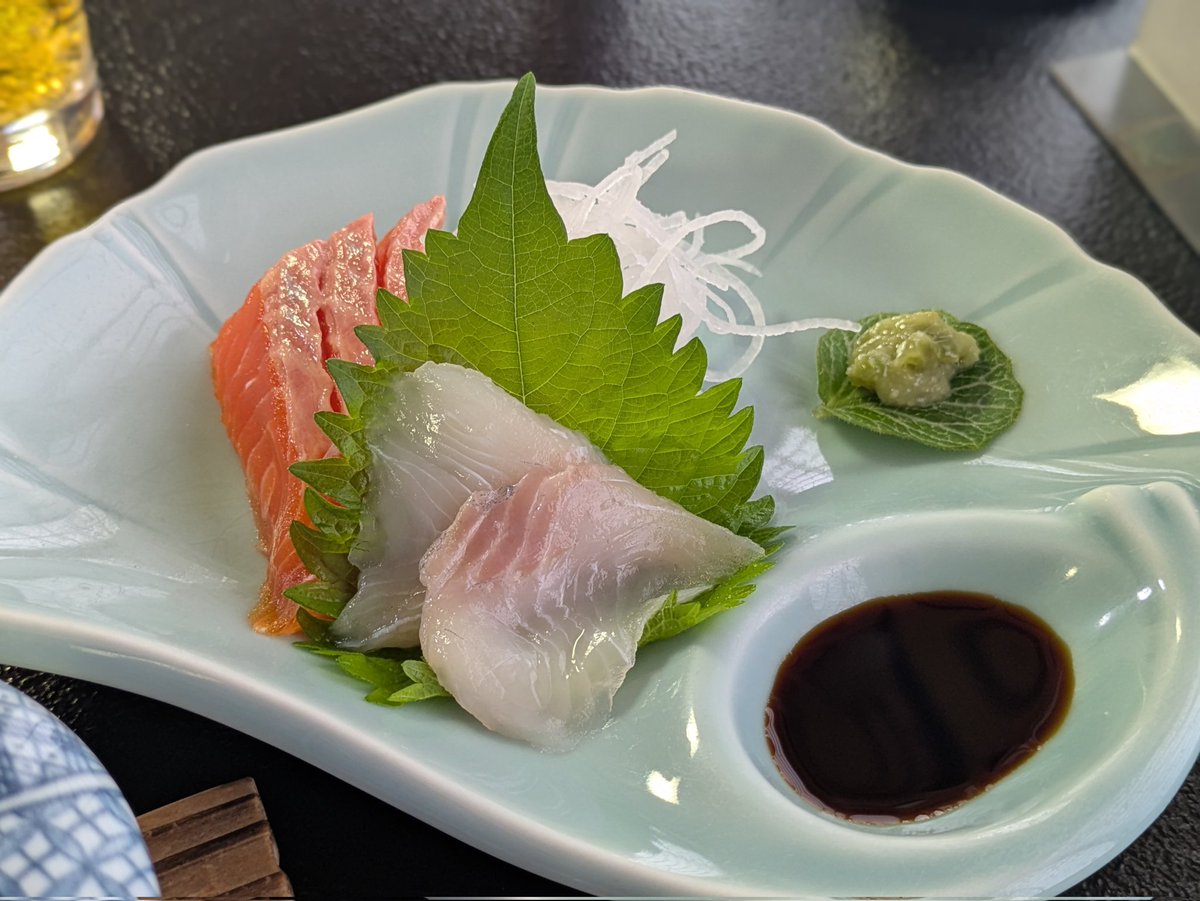 0912Crow's tweet photo. サーモンとナマズのお造り
ナマズ初めて食べたけど美味しかった https://t.co/jQrJ9QITHq