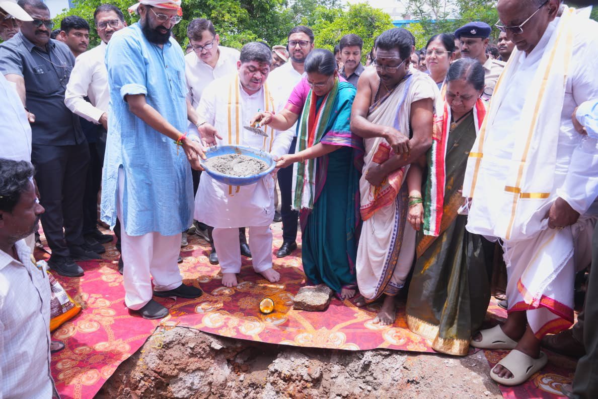 Ponnam_INC's tweet photo. సూర్యాపేట జిల్లా 
కోదాడలో నియోజకవర్గ కేంద్రంలో 17 కోట్ల రూపాయల తో నూతన ఆర్టీసీ బస్ స్టేషన్‌కు సహచర మంత్రి ఉత్తమ్ కుమార్ రెడ్డి గారితో కలిసి శంకుస్థాపన చేయడం జరిగింది

క���ర్యక్రమంలో పాల్గొన్న ఎమ్మెల్యే ఉత్తమ్ పద్మావతి ,ఆర్టీసీ ఎండీ నాగిరెడ్డి ,జిల్లా కలెక్టర్,ఇతర ముఖ్య నేతలు,అధికారులు 
@TelanganaCMO @UttamINC