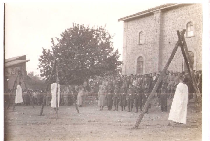MikailAslan_MA's tweet photo. Na roce îta de mor kerê!

89 serrî ra tepîya can û cesedê sima ma dîyî, keleberbî nîyîme!
Serebercîya sima û canfedayîya sima rêyna amê çimanê ma ver, keleberbî nîyîme!
Tenê dêyax bî, adirê zerrê ma bî serdin!

Hey derdê ma wo bêderman!
Vilê ma de hebin û layê sêpîyan.
Seyîdê ma yê bêgorn û bêkefen’.
Dirbeta azerîyayî ya se serran

Nê resimê sima pistinê ma der ê.
Heq zano ke ma keşî nêkîsenîme,
kîsten a kî bese nêkenîme hêfê xo bîcîme.
Cilikê şîyayî danîme xo ra, dûgel bi dûgel fetelînîme.
Derdê cîgera xo heta Olî Dîwanî benîme.

Zengel danîme piro,
mezelanê sima viracenîme.
Tarix û nîsan ser ra nusnenîme.
Çilawa momine vêsnenîme,
Ebi nîyaz û gulbangî helalîya xo wazenîme. 
Teberikê sima azê xo ra vila kenîme
Îşte a roce,
Ma hêfê xo sima ra cênîme!
——
Bu günü burada mühürleyin !

89 sene sonra ölü bedenlerinizi gördük. Hayır, üzgün değilim, değiliz; başeğmez iradenizi ve fedailiğinizi ve darağaçlarına yiğitçe yürüyüşünüzü bir daha gördük. O yüzden üzgün değiliz, bilakis biraz teseli bulduk içimizdeki ateş !..

Hey dermansız olan derdimiz
Boynumuzda dârağacının urganı
Mezarsız ve kefensiz şehidim
Kabuk bağlamayan yüzyıllık yaram

Bilesin ki bu resimleri kalbimizin üstünde taşıyoruz,
Haq bilir ki biz kimseyi öldüremeyiz, öldürmekle intikam alamayız!
Siyah çullara bürünüp dünyanın bütün diyarlarına gideceğiz 
Ciğerimizin acısını Ulu Divan’a kadar götüreceğiz 

Kazmayı vurup şehitlerimize mezarlar yapacağız
Tarih ve nişanlarını üzerine yazacağız 
Mumlarımızı yakıp niyaz ve gülbenglerle helallik isteyeceğiz 
Kutsal toprağınızı alıp nesilden nesile teberik olarak vereceğiz 
İşte o gün, sizin hesabınızı sormuş olacağız !

Photo by Sedat Ulugana
@agriisyanirapor 

#SeyîdRiza
#FindiqAxa
#UsenêSeydî
#AliyêMîrzêSilî
#HesenêÎbrayîmêQijî
#UsenêSeyîdRizayî
#HesenAxa

#dersim1937