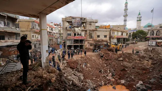 mrklbr's tweet photo. Gitme ey yolcu, berâber oturup ağlaşalım:
Elemim bir yüreğin kârı değil, paylaşalım...
Ah! Karşımda vatan namına bir kabristan
Yatıyor şimdi ... Nasıl yerlere geçmez insan?
Şu mezarlar ki uzanmış gidiyor, ey yolcu,
Dün Srebrenica, bugün Gazze, şimdi Lübnan, İran... https://t.co/iqtjaO7bt9