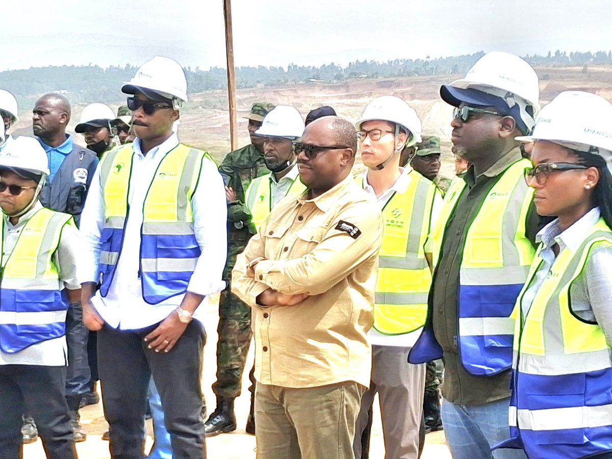 DamkRadiotv's tweet photo. Muri aya masaha, Minisitiri w'intebe Dr. Nsengiyumva Justin, ari gusura imishinga y'iterambere mu Karere ka Nyagatare aho yahereye ahubakwa urugomero rwa Muvumbaruzatwara ingengo y'imari ya Miliyari 102,rukazagira impinduka ku iterambere n'imibereho myiza y'abaturage. https://t.co/q9FpPSWpFl