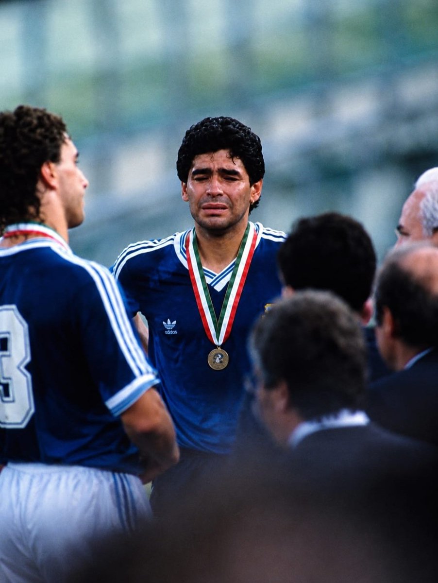 elmaradoni's tweet photo. رفض دييغو مارادونا مصافحة هافيلانج وإطاحته بمنتخب #ايطاليا بنهائيات #كأس_العالم 1990 ولدت طرفين اجتمعا لإنهائه كرويًا https://t.co/yvym3wIvWQ