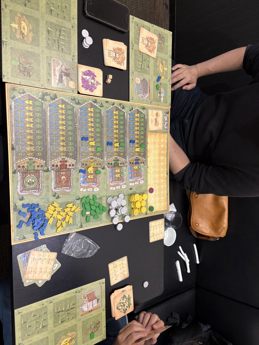 nomurabito's tweet photo. 最初に遊んだのは『ビール侯爵』である。ビールの原料となる大麦ホップ水を生産売却し、6つある領地すべてに宮殿を建設することが目的。が、宮殿は『ドミニオン』等の勝利点と同様に生産力が無くなるので、宮殿の建設タイミングが重点である https://t.co/UKaLysoqKr