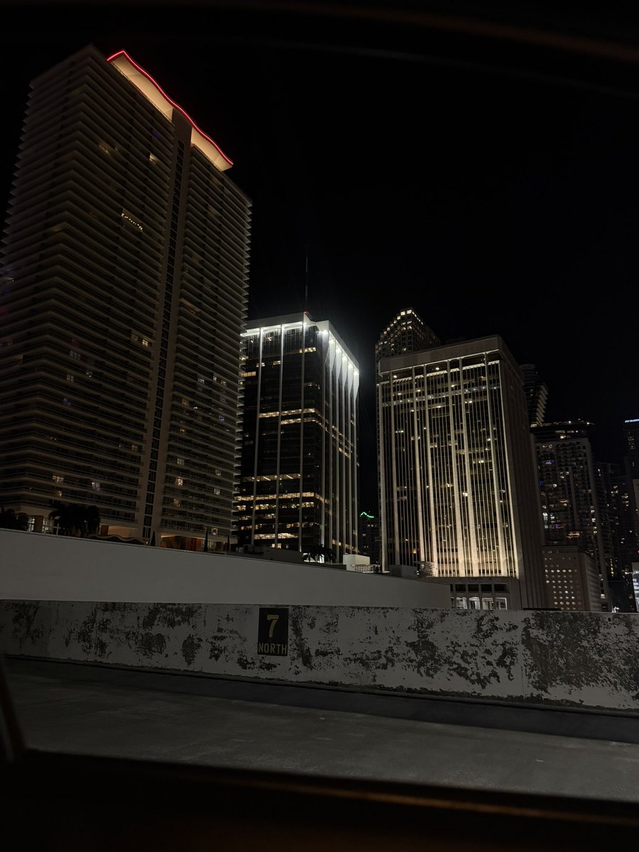 itsyaisii's tweet photo. what did I miss? #miami https://t.co/JyL8iOBeGS