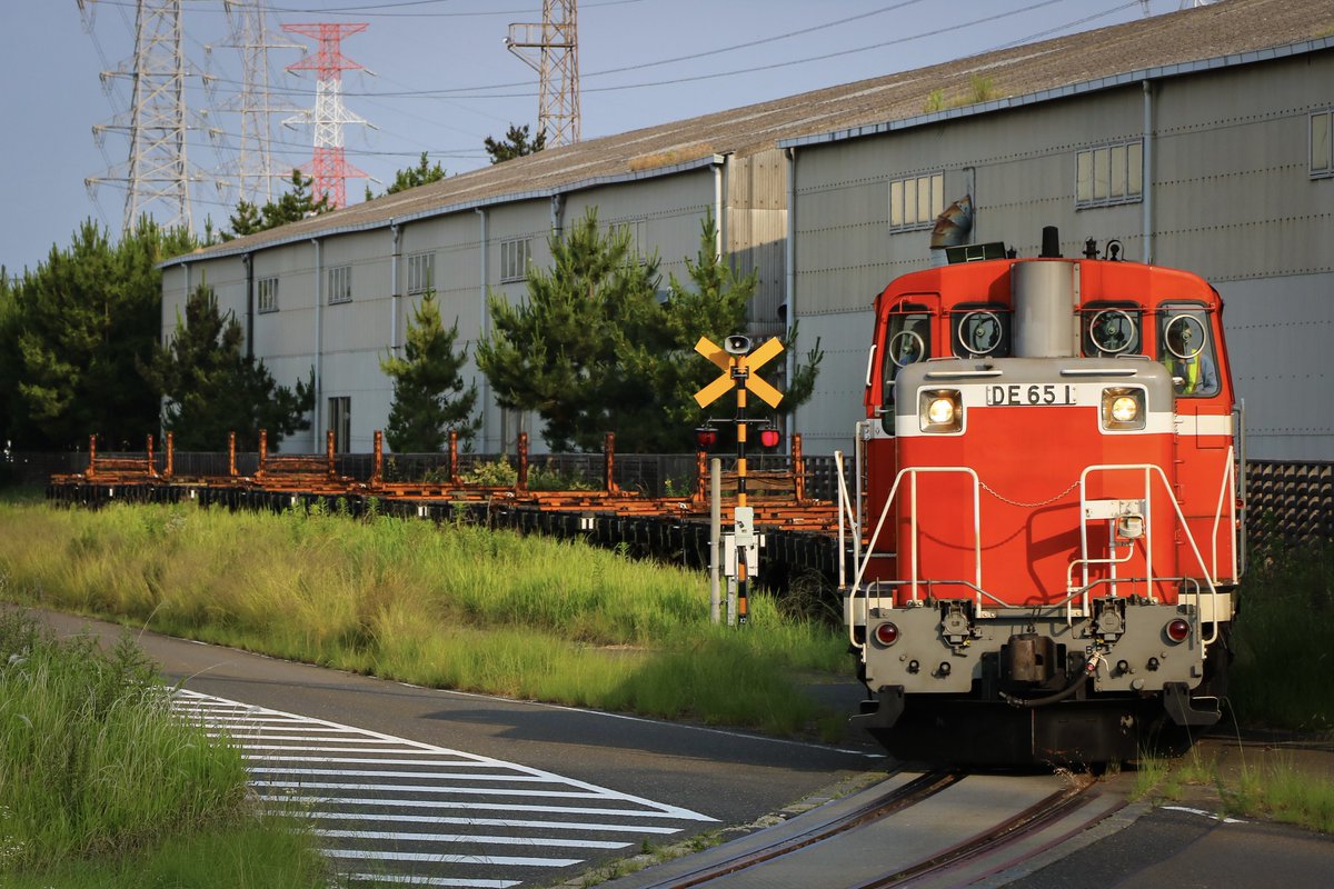 Tadanode10love's tweet photo. 2026.7.11
551レ 仙台埠頭送り込み
DE65-1＋チキ8B (越中島貨物駅常備)
#DE65 #仙台臨海鉄道 https://t.co/ifOyZ6sqGk