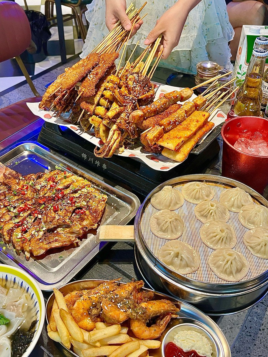 qcife68235855's tweet photo. Craving something crispy and savory Stop by the street cart for golden fried skewers drizzled with spicy sauce—your perfect on-the-go snack! ， https://t.co/vvh2HojaI6